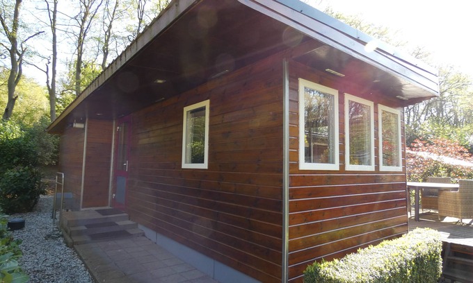 Marum Ski Chalet | Centraal gelegen op grens Friesland/Groningen/Drenthe aan het bos gelegen.p-slk