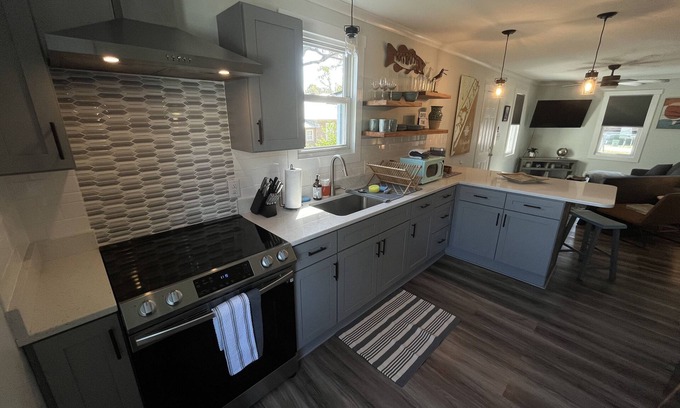 Wilmington House | Central 1940’s Wrightsville Bungalow, Renovated and Close to Beach/Downtown!!!