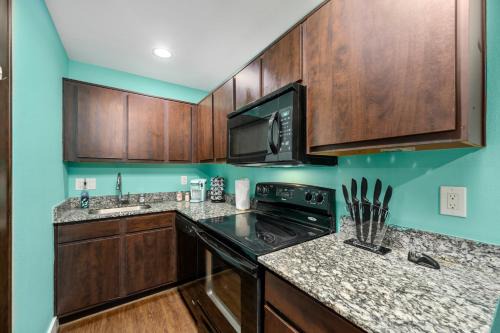 Braeswood Place Apartment | Central 1BR with Free Parking Near Med Center & NRG Stadium