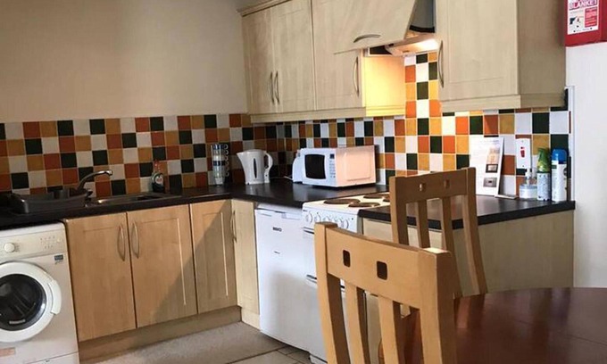 Londonderry Apartment | Central 2 Bed Apartment Above Great Derry Pub