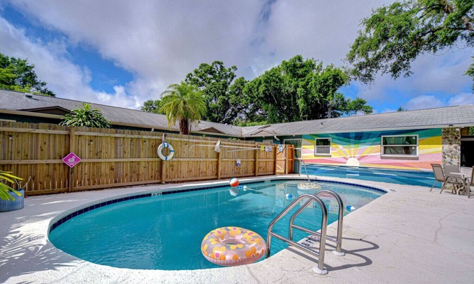 Pinellas Park Apartment | Central 2BR Apt: Heated Pool & W/D on Site