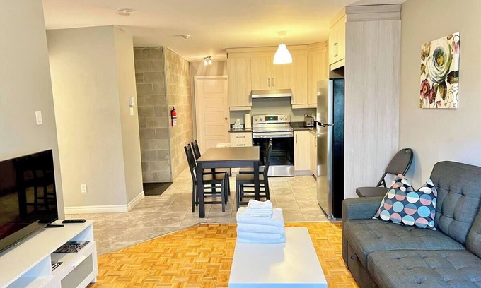 Plateau Mont Royal RV Rental | Central 2BR | Near Metro & Parks