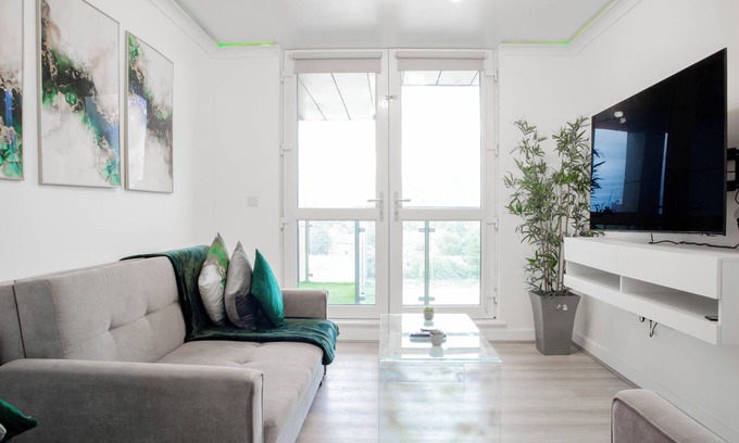 Salford Apartment | Central 3BR ~ Overlooking balcony view ~ Sleeps 8