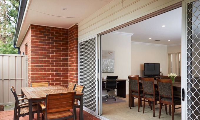 Wagga Wagga House | Central 4 Bedroom House - Free Wifi & Parking