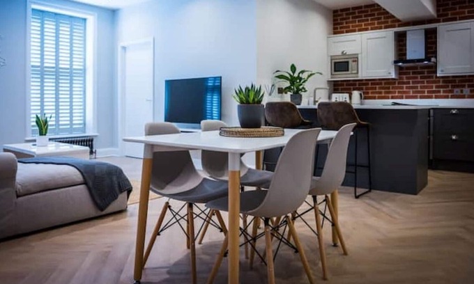 Abergavenny Apartment | Central Abergavenny 2-bed renovated apartment