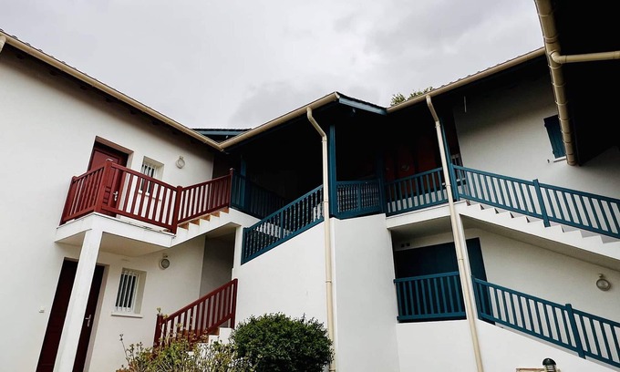 Cambo-les-Bains Apartment | Central Apartment with Pool Access, Terrace, and Parking Near Spa