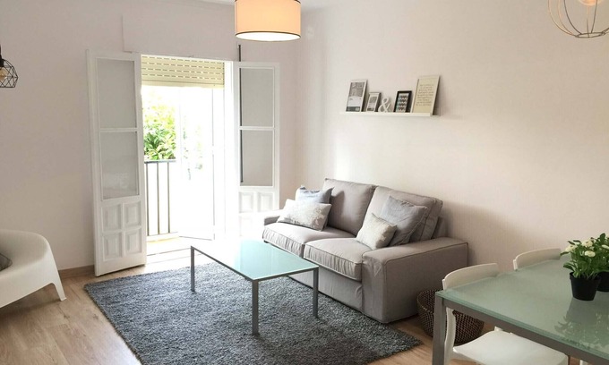 Triana Condo | Central apartment on the banks of the Guadalquivir overlooking the Giralda.