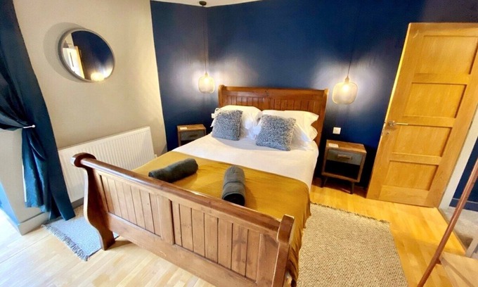 Beaumaris House | Central Beaumaris, EV charger, enclosed garden