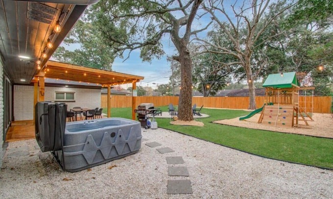 Houston House | Central Convenience x Modern Luxury - Heart of Houston