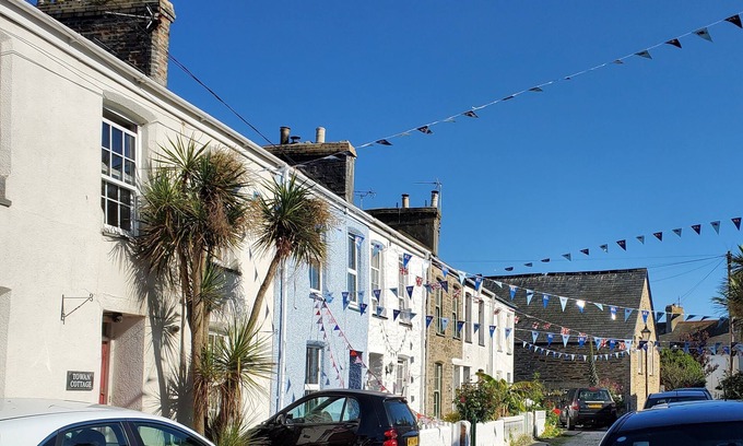 Newquay Cottage | Central Cottage Newquay: Quiet Street, Beaches & Shops Nearby with your dog.