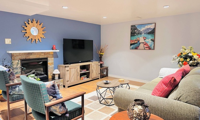 Varsity House | Central Cozy Stay- near C-train, office space, quiet, 2BR, sleeps 6