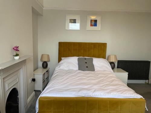 Plymouth House | Central en-suite double room