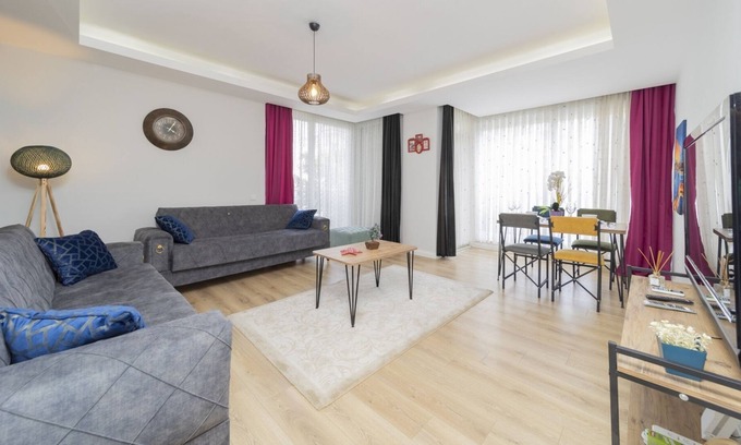 Antalya City Centre Apartment | Central Flat w Balcony Near Hadrian in Antalya
