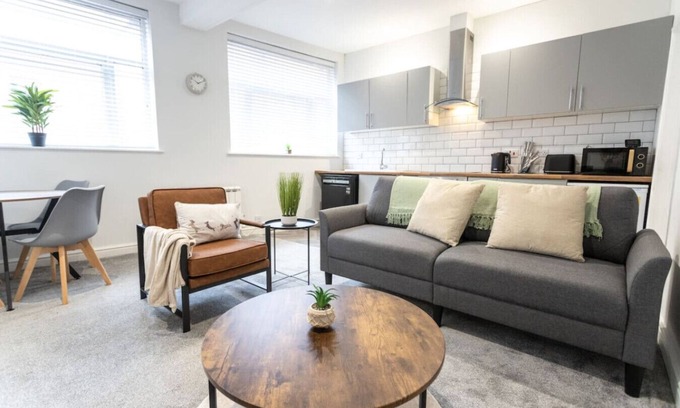 Swindon House | Central Locatio*Long Stay Discounts*Wyvern Theatre