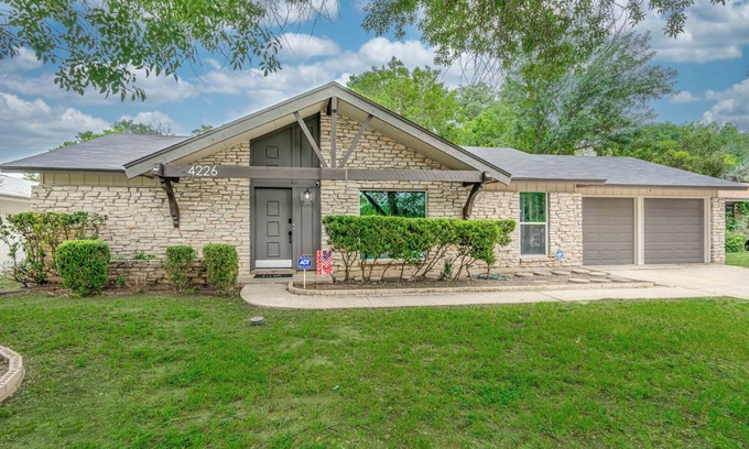 Wetmore House | Central Location-Games-Sleeps 12-PERFECT for Families! Newly Renovated! Hot Tub!