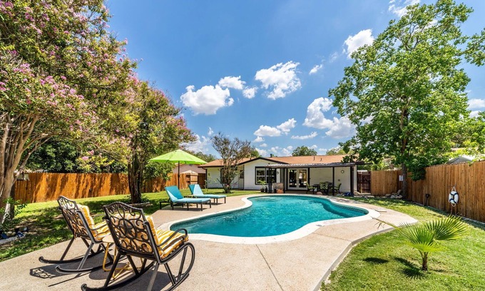 Shearer Hills - Ridgeview House | Central location with Pool-great for families!