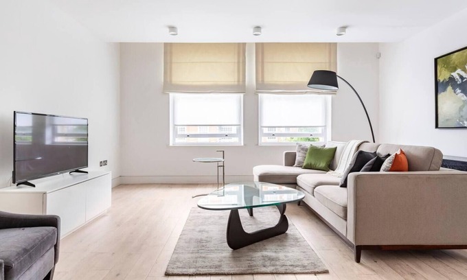 Royal Borough of Kensington and Chelsea Apartment | Central London - 2 Beds - Sleeps 4 - Lift