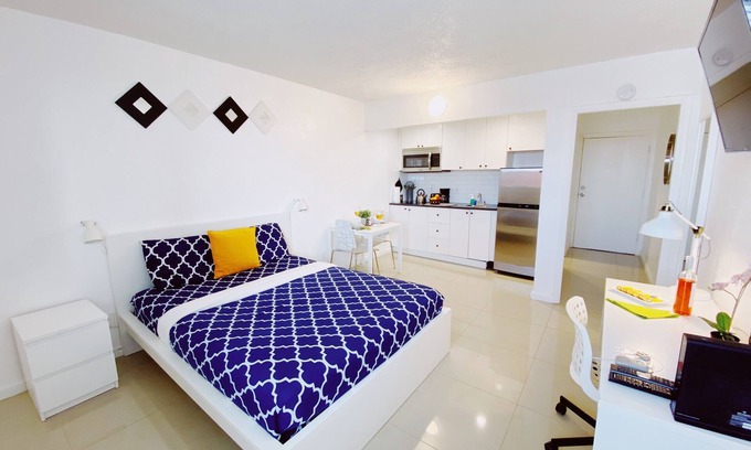 Coconut Grove Apartment | Central Miami Studio w/Parking - Coconut Grove