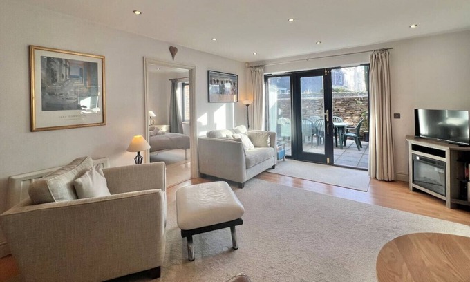 Kingsbridge Apartment | Central Spacious Ground Floor Flat with Courtyard
