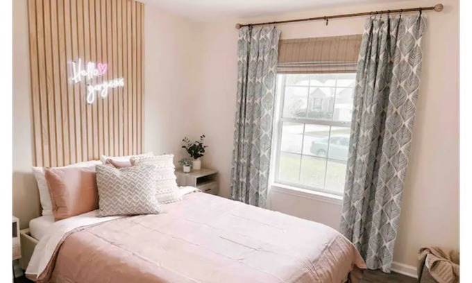 Whitemarsh Island House | Central to Historic Savannah &Tybee || King bed || 3bd/2ba