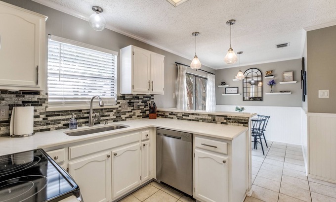 Wetmore House | Central to major attractions, NO parties or events, pet friendly