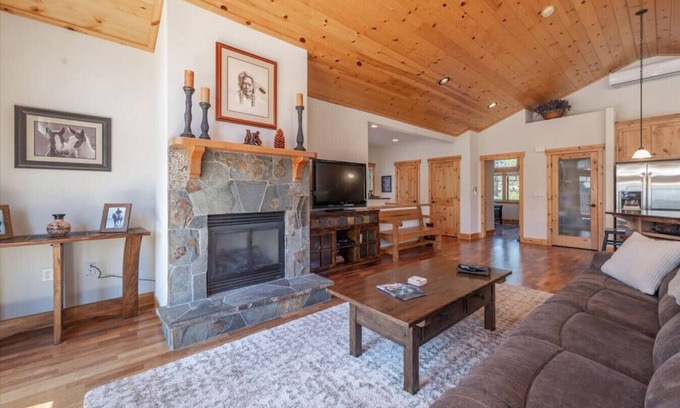 Truckee House | Central Truckee Ski Lease!