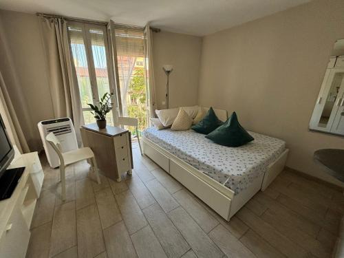 Old Town Apartment | Central with charm and sea views