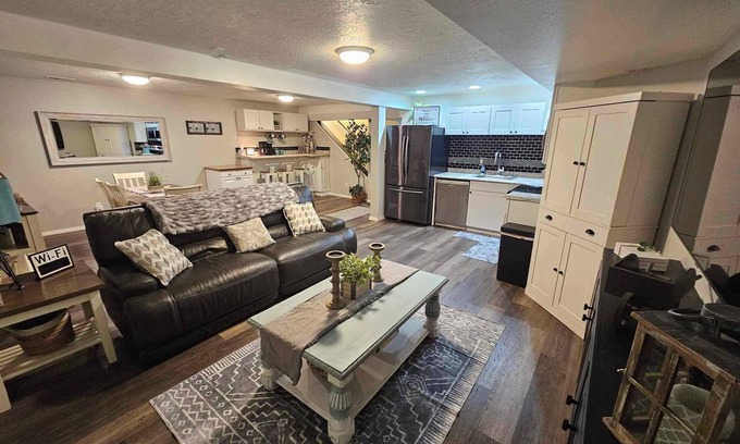 Meridian Apartment | Centrally Located 1500 SqFt Private Guest Suite w/Hot Tub