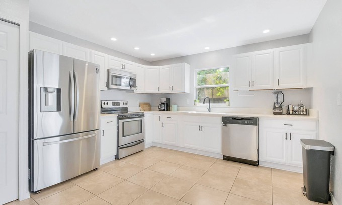 Clearwater House | Centrally Located 3-Bedroom Oasis: 20 Mins to Beach and City Life
