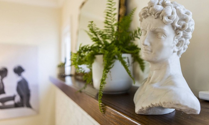 Springfield House | Centrally located, artfully curated 3BR bungalow w/gourmet kitchen in quiet area