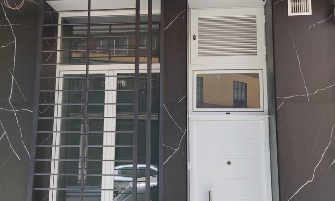 Ciudad Jardin Apartment | Centrally located, at street level and next to bus and train stations.