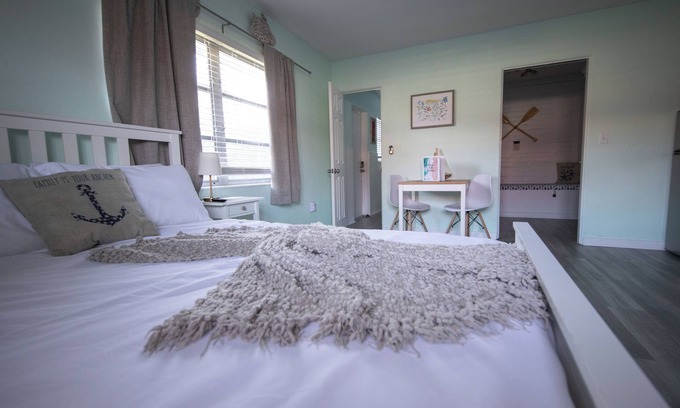 Southgate Apartment | Centrally Located Charming Beach Suite in Sarasota