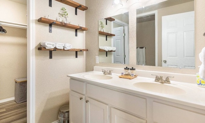 North San Antonio - SAT Apartment | Centrally Located Happy Haven