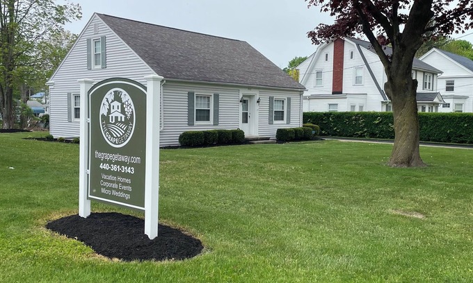 Geneva House | Centrally located local wineries, GOTL, and Spire. Walk to winery, coffeehouse