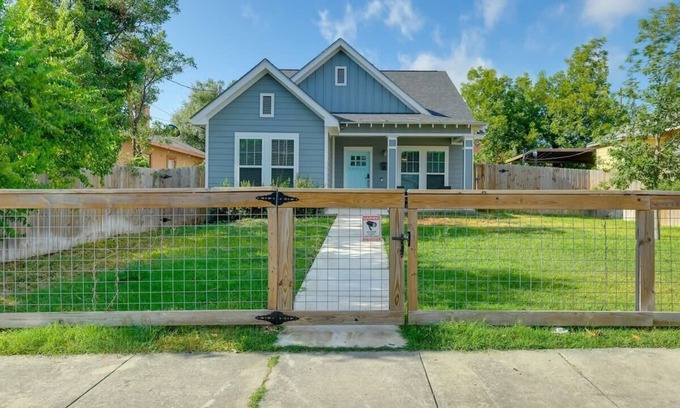 Eastside Promise Neighborhood House | Centrally Located Stunning 3BR 2BA Near Downtown