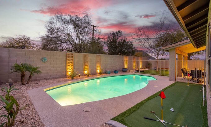 Paradise Valley Village House | Centrally Located Super Bowl House - Pool, Putt & Play