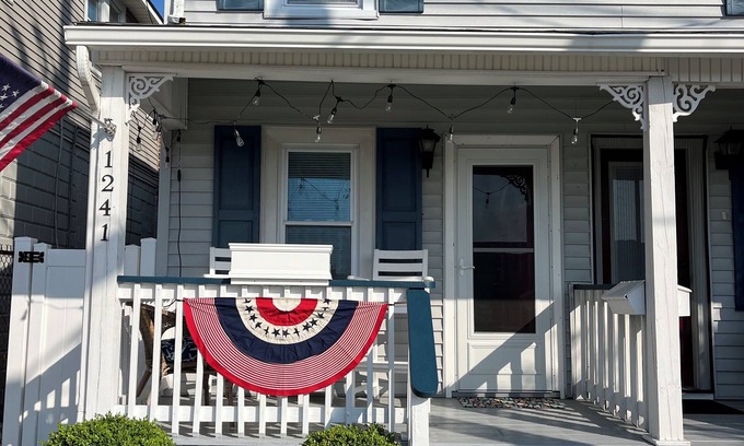 North End House | CENTRALLY LOCATED TOWNHOME IN THE HEART OF OCNJ! CLOSE TO EVERYTHING!