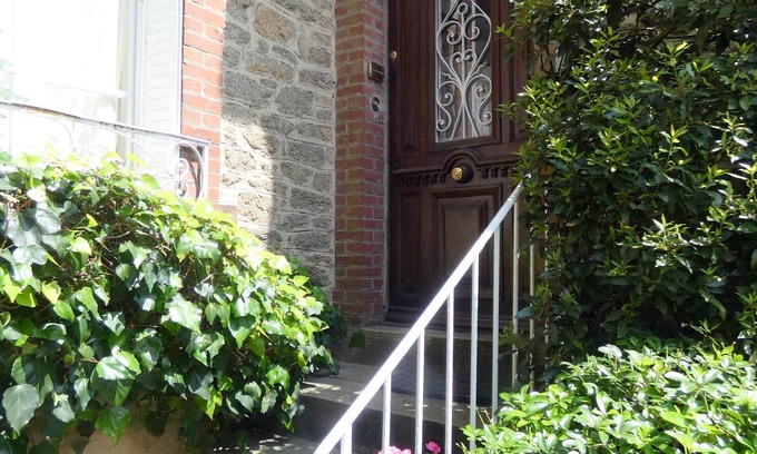 Dinan House | Centrally Located Traditional Townhouse With Modern Amenities and Pretty Garden