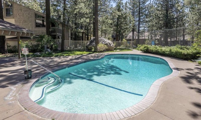 Mammoth Lakes Condo | Centrally Located, Walk to shuttle stops and grocery stores, Sleeps 6