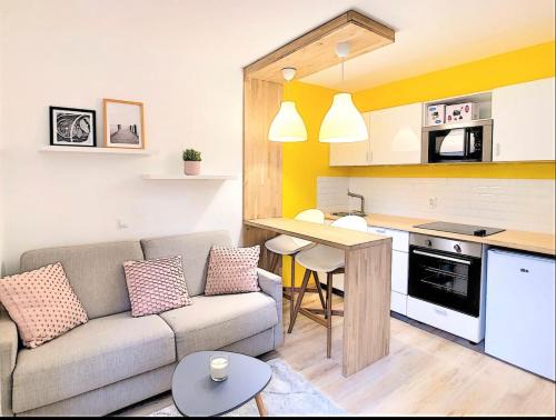 Saint-Gervais-les-Bains Apartment | Centre Saint-Gervais studio Jaune moderne proche télécabine 2 pers