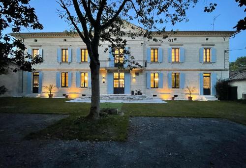Perissac House | Château Belvédère - Swimming pool, Vineyard & countryside