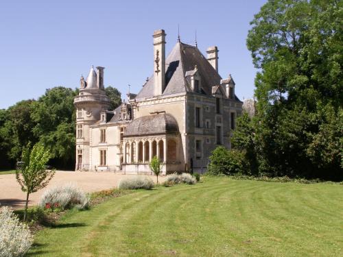 Saint-Cyr-en-Talmondais Bed & Breakfast | Château de la Court d'Aron