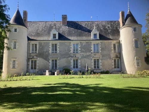 Artannes-sur-Indre House | Château des Archevêques avec parc dans un village