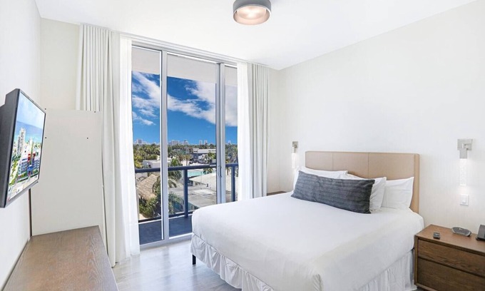 Hollywood Condo | CH Luxury Spacious Beach Condo | Ocean Breeze-CS40