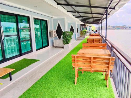 Sichon Hotel | Chaiyai River Front Hotel