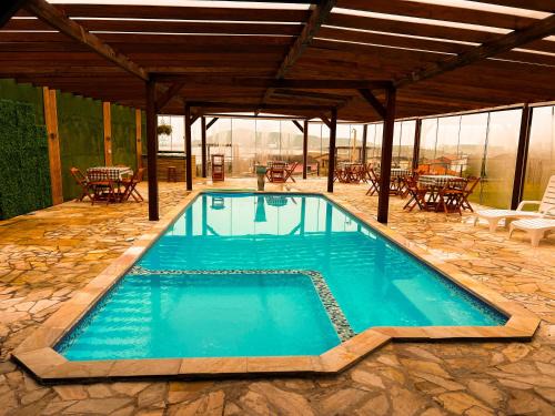 Vila Alvorada House | Chalé com Piscina Aquecida - Vista Panorâmica da Praia, a 200m do Mar, Sala de Jogos, Academia e Churrasqueira