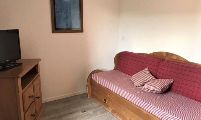 La Joue du Loup Ski Chalet | Chalet, 350m from ski slopes, view mountain, fitness, terrace, parking, tv, ski locker, 43m²