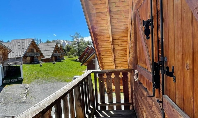 La Joue du Loup Ski Chalet | Chalet 9 Personnes, Près des Pistes, Accès Piscine, Wifi et Netflix Inclus