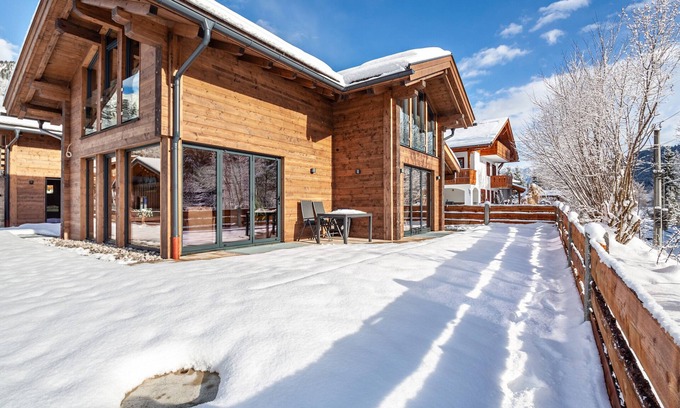Garmisch-Partenkirchen Ski Chalet | Chalet "Aus Holz" with Mountain View, Private Terraces and Wi-Fi