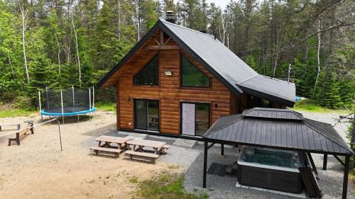 Mauricie Ski Chalet | Chalet bois rond, Spa, rivière & nature
